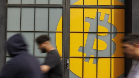 Цената на биткойна се връща към по-скромни нива, но оптимизмът остава