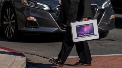 Доставките на MacBook закъсняват заради блокираното производство в Китай