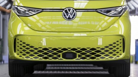 VW спря производството на ID.Buzz в Хановер заради дефект при батерията