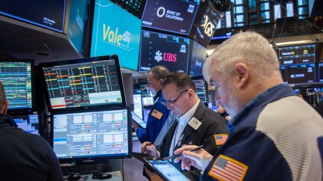 Надеждите за намаление на лихвите от Фед изстреляха Dow с 400 пункта нагоре