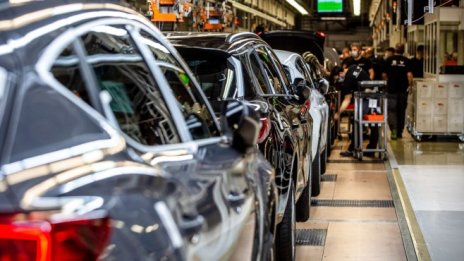 Кризата с автомобилните чипове може да продължи до средата на годината