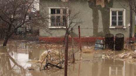 Отпускат по 375 лв. на пострадалите от наводненията
