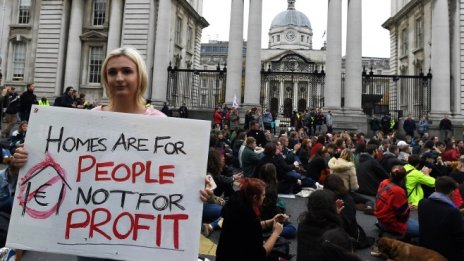 Хиляди ирландци протестираха заради недостига на жилища