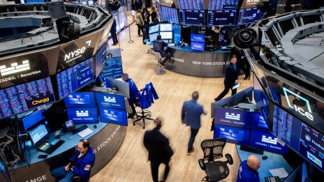 Dow се покачва с 1000 пункта, след като Тръмп смекчи тона към Пауъл*