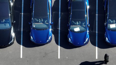 Tesla понижи перспективите си за разходите за 2025 г. заради търговската война