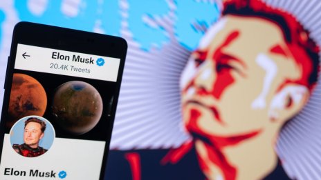 Мъск е смятал, че акциите му в SpaceX ще му помогнат да свали Tesla от борсата