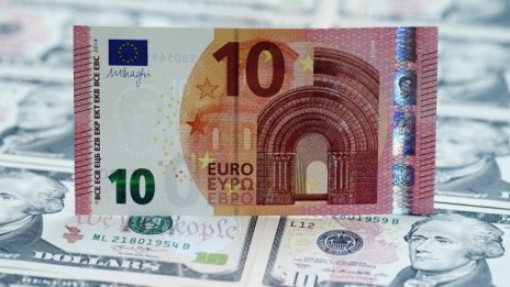 Еврото поевтиня до седмично дъно спрямо долара