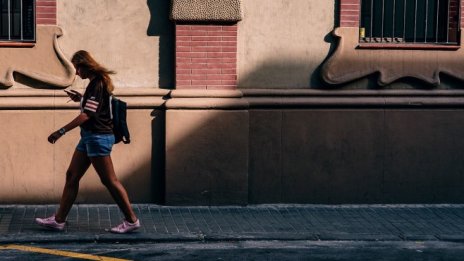 Обичате да ходите и да пишете на телефона си? Помислете пак!