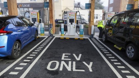 Зареждането на електромобил – като безплатен интернет, предлаган в заведенията