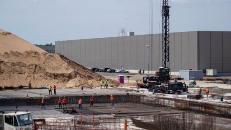 Заводът на Tesla в Германия може да започне производство най-рано през март