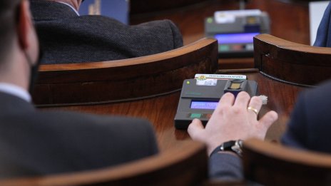 Парламентът отхвърли ветото за предоставяне на БТР-и на Украйна