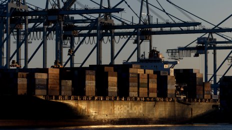 Китай отвръща на пристанищните такси в САЩ с нови налози за американските кораби