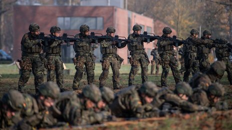 Германия дава зелена светлина на военни поръчки за рекордните 52 млрд. евро