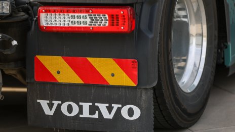 Търговската война удря печалбата и продажбите на Volvo Trucks