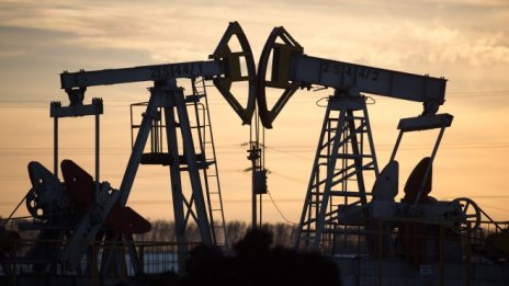 Саудитска Арабия наводнява пазарите с петрол, за да свие дела на Русия