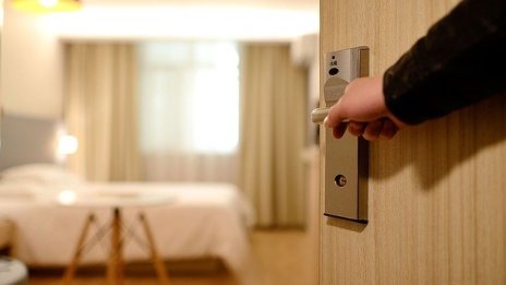 Коронавирусът блокира почти напълно работата на хотелиерите през април