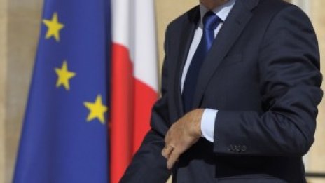 Френското правителство съкращава персонала и оперативните разходи