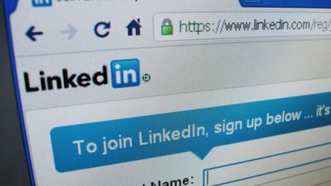 Акциите на LinkedIn се сринаха с 28% в следоборсовата сесия