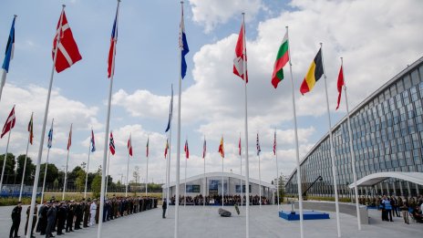 Западните лидери трябва да водят битка за умовете, а не за сърцата