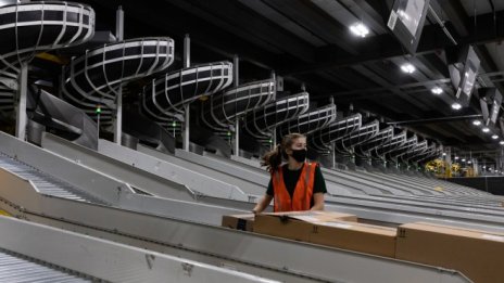 Amazon повиши средното заплащане на служителите си