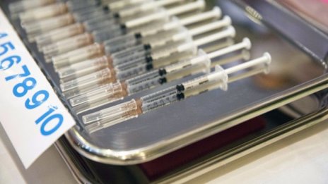 Великобритания и Гърция ще предлагат бустерни Covid ваксинации за уязвими групи