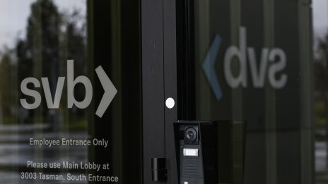 История за две банки: Защо се сринаха Silvergate и SVB?