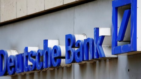 Защо акциите на Deutsche Bank се озоваха на 30-годишно дъно