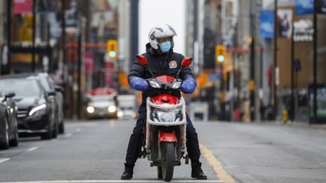 Пандемията накара глобалната икономика да се гмурне надолу