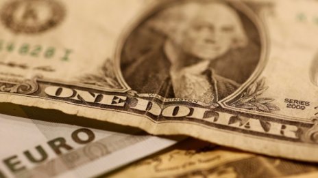 Доларът се задържа близо до 32-месечно дъно