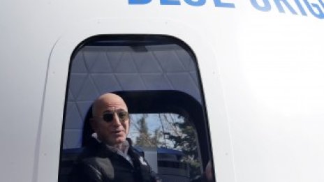 Джеф Безос влага все повече пари и инженери в ракетната си програма