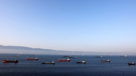 Саудитска Арабия възстановява доставките си през протока в Червено море