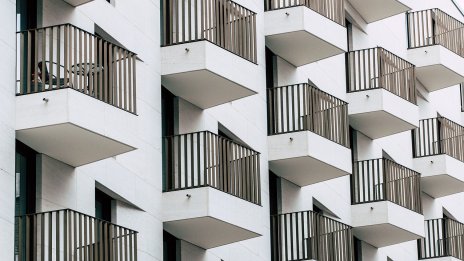 Над 86% от българите живеят в собствено жилище, малко над половината - в къща