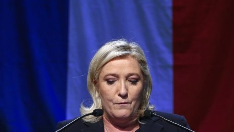 Марин льо Пен остана без имунитет заради публикувана снимка с жертви на ИДИЛ