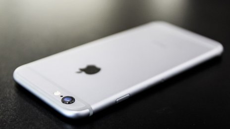 Глобиха Apple за нарочно забавяне на стари модели iPhone