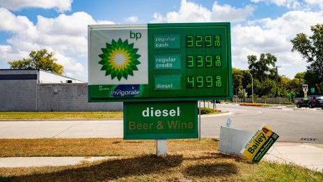 BP сигнализира за силна търговия и добив на петрол, но се готви за отписвания