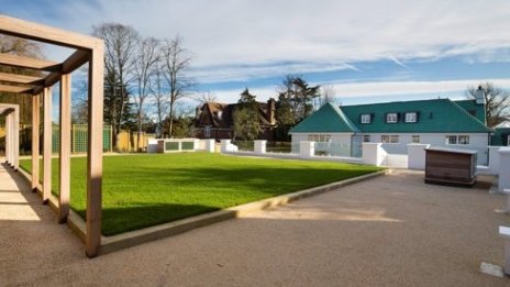 Продават имение със собствена огромна зала за танци в елитен квартал на Лондон