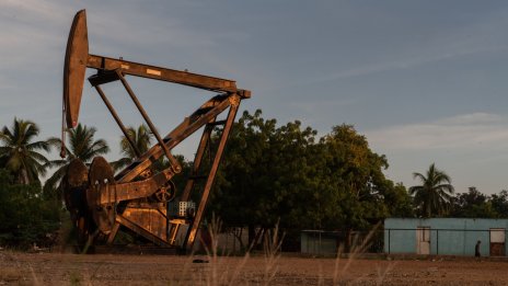 По-затегнатото предлагане подкрепи цената на петрола*