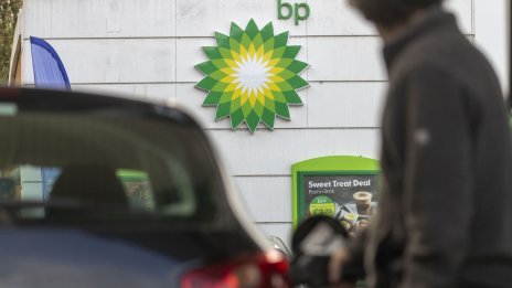 BP ускорява обратното изкупуване на акции след рязък спад на годишната печалба