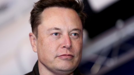 Мъск може да олекне с 56 млрд. долара заради дело, заведено от барабанист