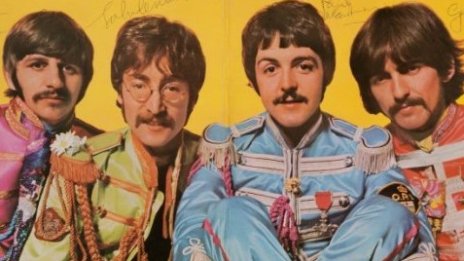 Албум с автографи на Beatles бе продаден на търг за 290 000 долара