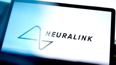 Имплант на Neuralink получи определението „революционно устройство“ от американска агенция