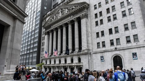 S&P 500 изплува от територията на корекцията