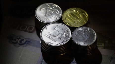 Руската рубла - странният случай с най-добре представящата се валута в света тази година