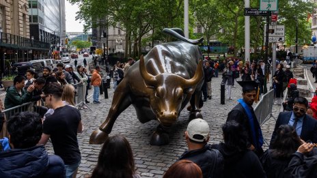 Dow се покачи с 200 пункта до нов рекорд, след като Тръмп оцеля при опита за убийство