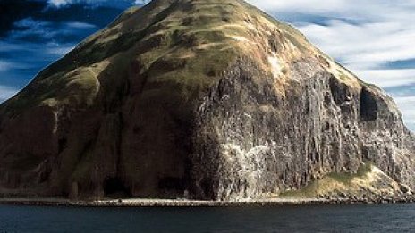 Продават шотландски вулканичен остров за 2,75 млн. паунда