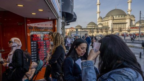 Експериментът на Ердоган с лирата е тест за неговата власт