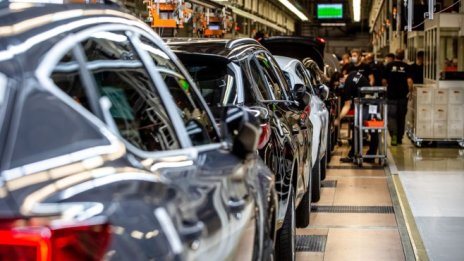 Недостигът на чипове ще изтрие поне 450 хил. автомобила глобална продукция