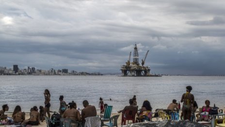 Търсенето на петрол в Китай се свива драстично