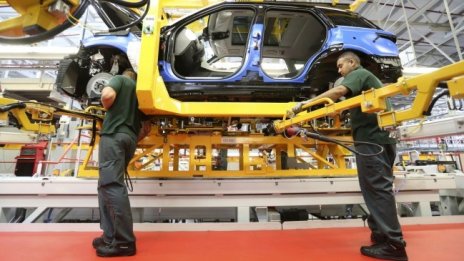 Как проблемите на автомобилната индустрия излагат на риск глобалния растеж?