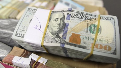 Половината от родителите в САЩ помагат финансово на своите пораснали деца